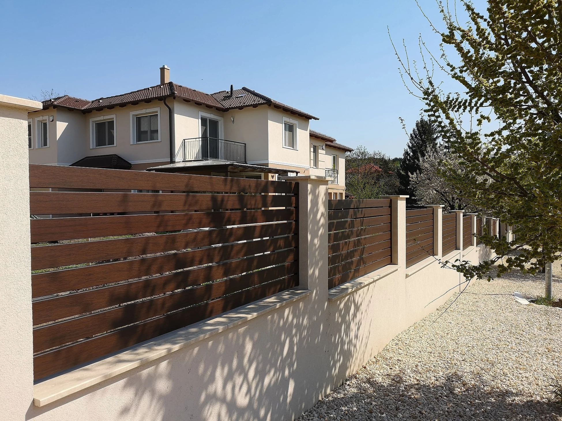 Moderní plot z hliníku v řadě Korker